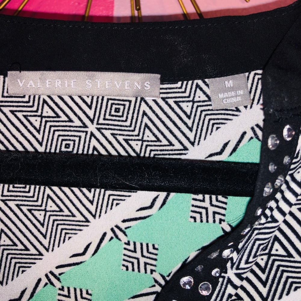 Super Cute Pattern Top! - Picture 3 of 4